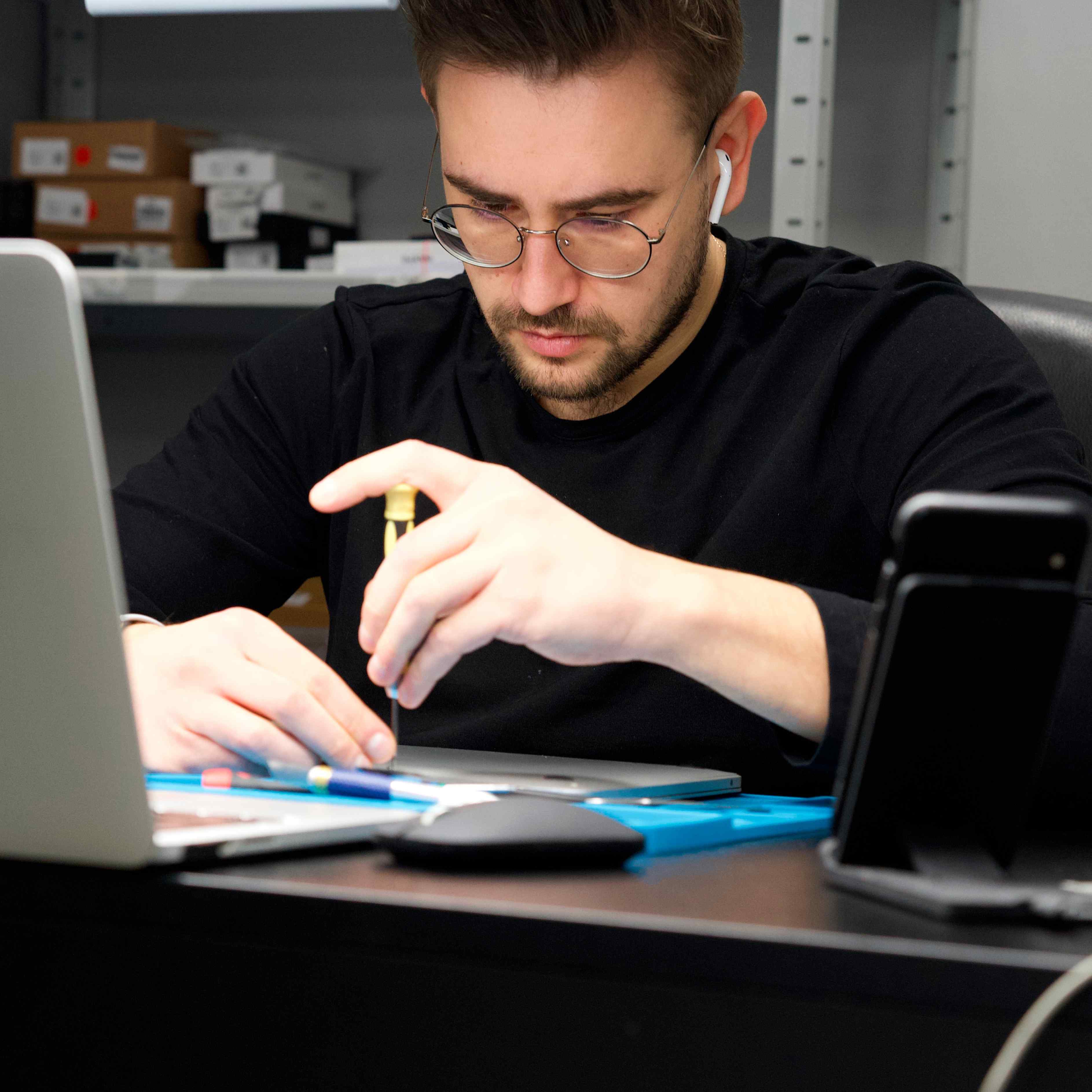 Гостиничные корпорации. Компания опыт работы. Специалист по маркетингу. Предприятия и организации. Люди в офисе обсуждают.